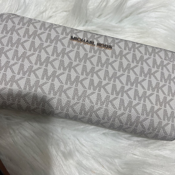 New Michael Kors wallet womens wrist wallet - Picture 2 of 4